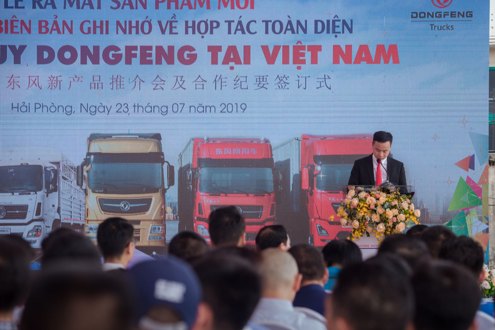 Đại diện Hoang Huy DongFeng - ông Đỗ Hữu Hưng phát biểu trong lễ ký kết